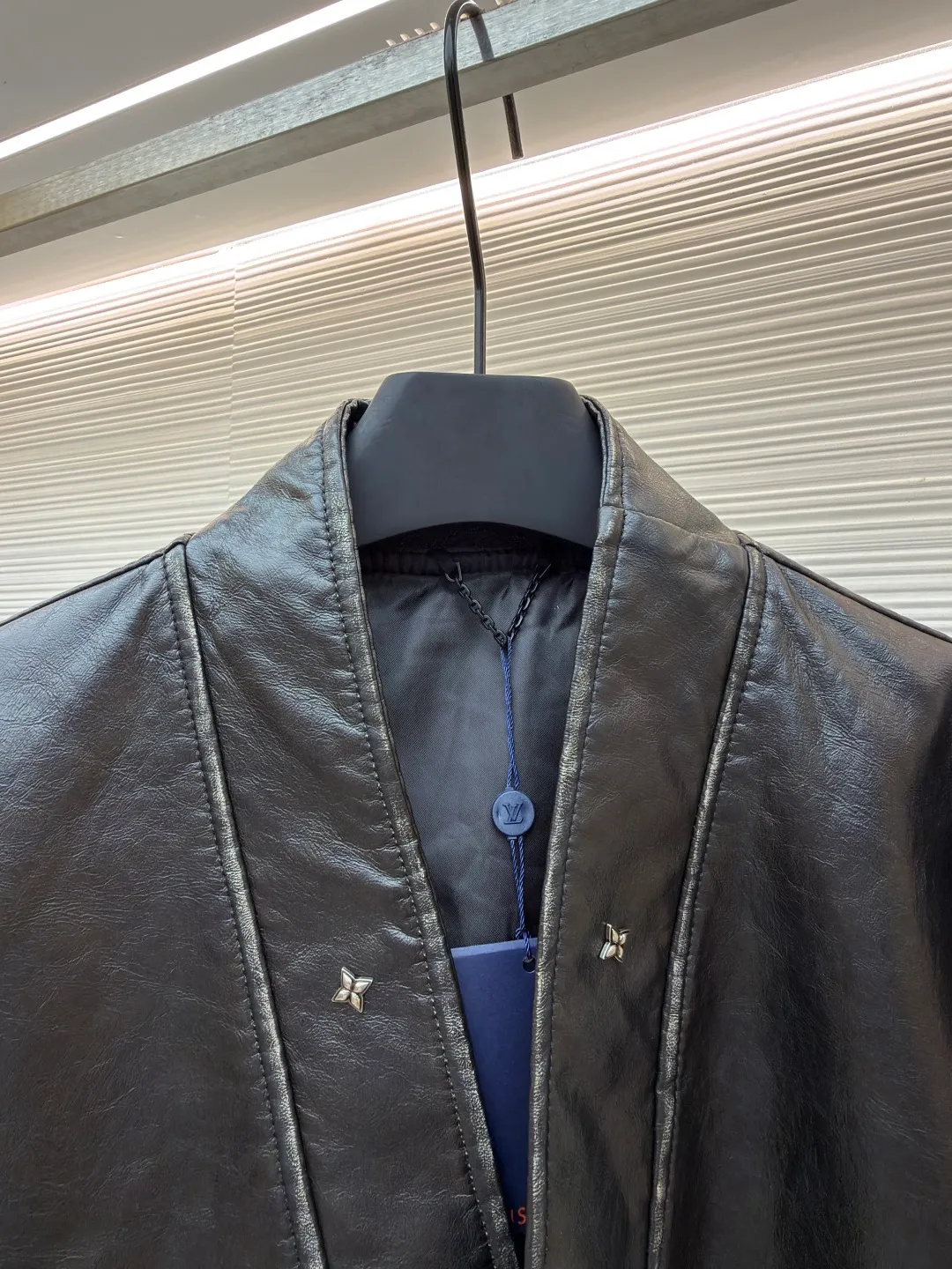 LOUIS VUITTON Four-corner v-neck zipper leather jacket ●Original version: Purchased and developed by 52954 ●Item number: 1681308-C95 ●Fabric: leather fabric ●Technology: made on positioning cutting machine ●Color: black ●Version: fitted version ●Weight: about 1105 grams ●Size: 46-48-50-52 ●Description: Exclusive high-end version! The v-neck cut is really nice. The zipper is a custom-made puller. The texture is immediately visible. The loose fit is super slimming on the upper body and is very tolerant to the body shape. In this season, this jacket is a versatile item that needs no introduction. It is cool and sassy. It is a must-have for fashionable streetwear! The upper body is very handsome. The custom-made soft leather fabric and the craftsmanship details are perfect. It is really easy to wear ~ Highly recommended! The overall wiring is straight and delicate, the fabric is comfortable and soft, and the color is consistent without color difference. It can be matched with the same style to create a fashionable look and control various occasions. Customized accessories, complete with three standards, same style for men and women!